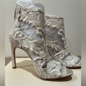 Ivory Imagine Vince Camuto Randal Bridal Heels Size 8